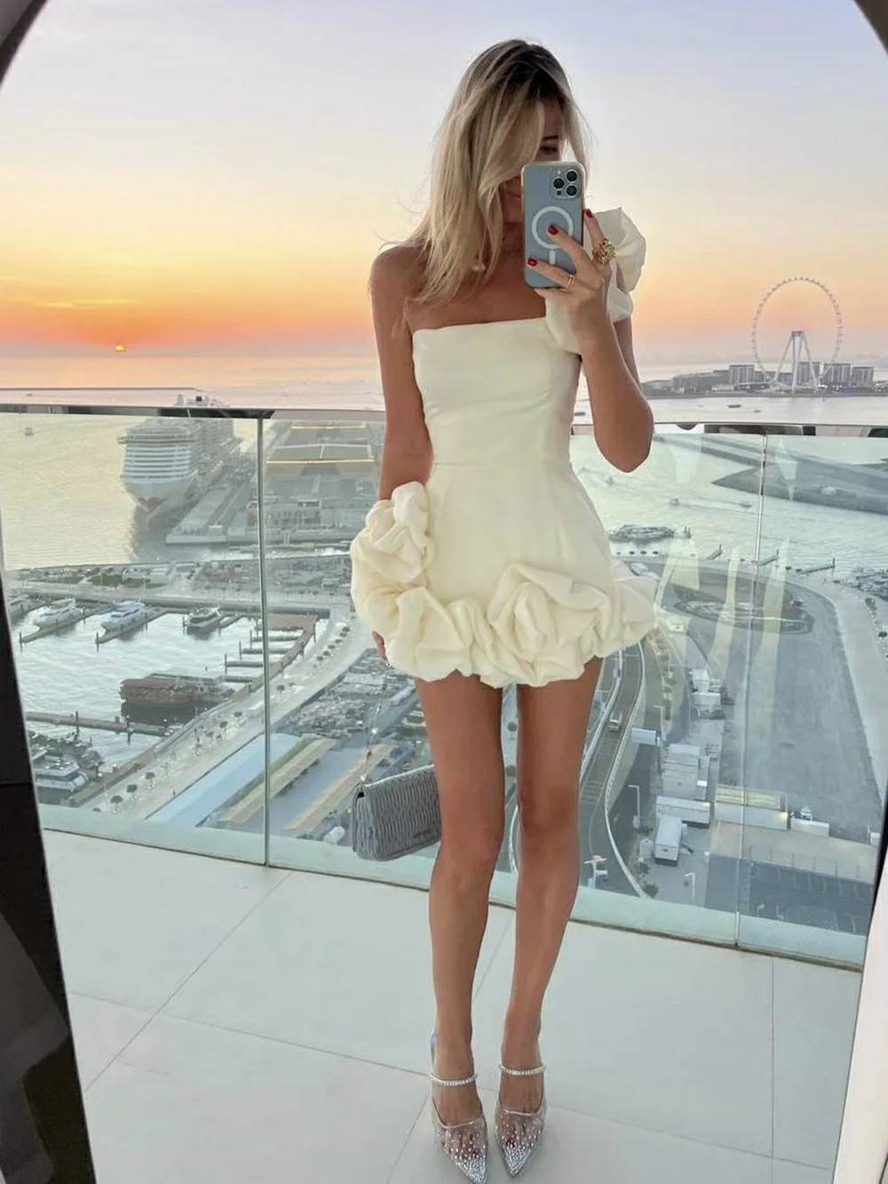 Vestido bustier con un hombro y parte inferior con volantes