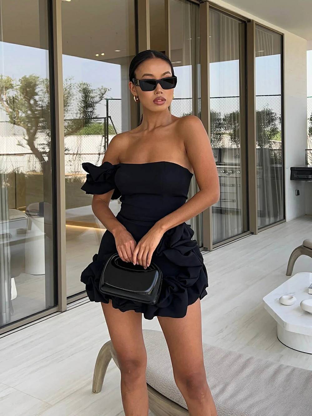 Vestido bustier con un hombro y parte inferior con volantes