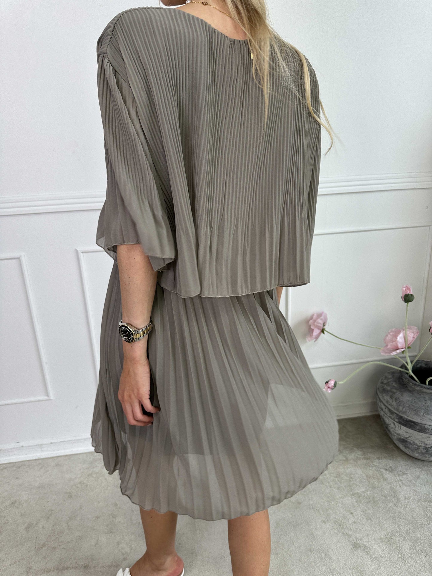 Kristina: bonito vestido plisado con volantes