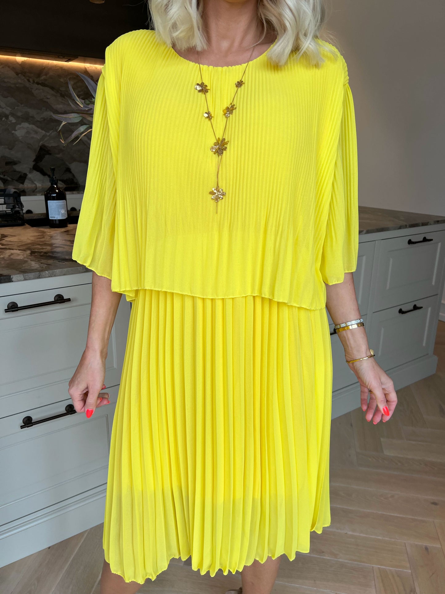 Kristina: bonito vestido plisado con volantes