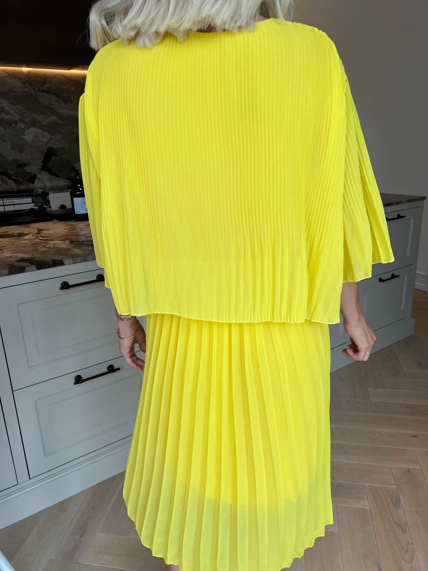Kristina: bonito vestido plisado con volantes